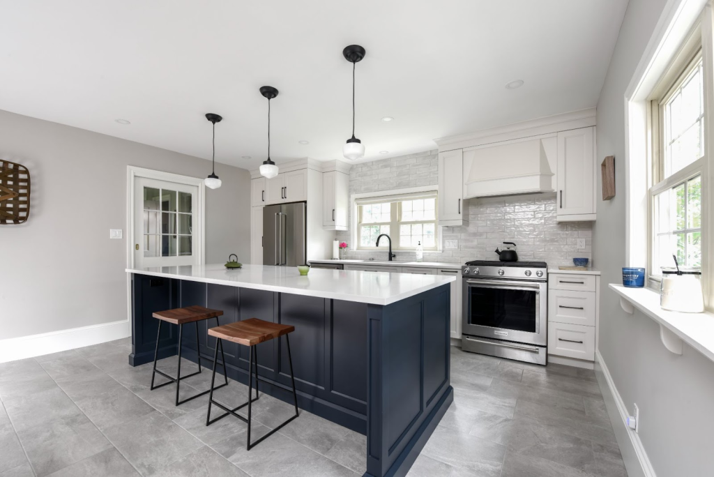 Kitchen with an island and quartz countertops